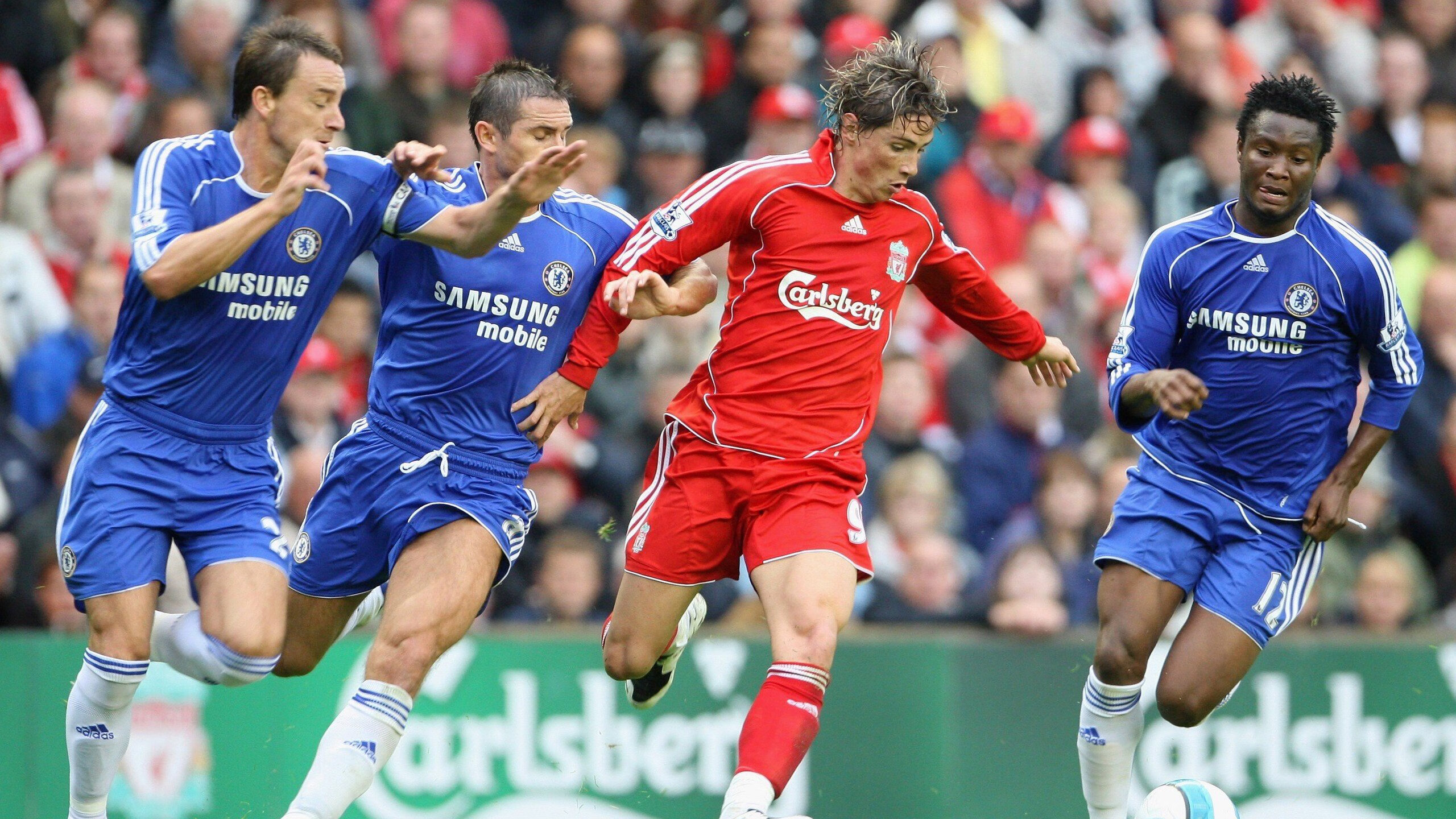 国旗足球挑战赛，弘扬爱国精神，足球场国旗