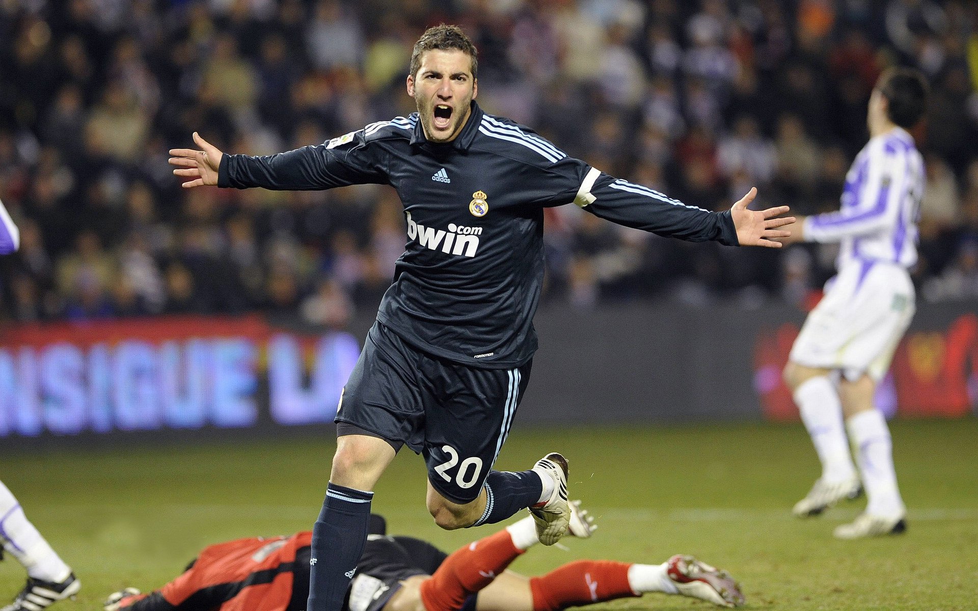 德甲战术深度升级，精彩瞬间不断爆发，德甲德甲